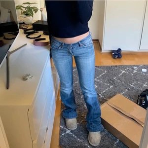 7 for all mankind bootcut jeans - Säljer nu mina favorit bootcut jeans från 7 for all mankind💕 sjukt fin passform och i bra skick!💕💕 skriv priv för fler bilder! Kan bli bud om många blir intresserade!💕💕 (första bilden är lånad!)