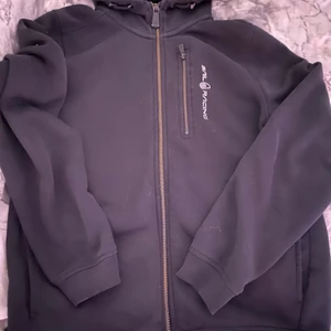 sail racing zipup-hoddie -  köpt min sailracing på kodsbrandstore för 999kr å säljer för 400kr. Inga hål eller skador, den är som ny, används få gånger. 