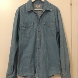 Jeansskjorta, strl L - Jeansskjorta i skönt jeanstyg med bröstfickor. Storlek L.  Märke: Emmett