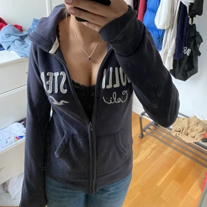 Zip hoodie - Gullig hollister zip hoodie i Storlek S💗 Säljer pga använder inte lika mycket längre💓💓