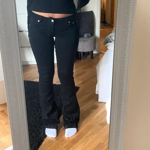 Svarta bootcut jeans - Säljer dess svarta bootcut jeansen i strl 34. köpta för två veckor sedan och endast använd en gång💗 ordinarie pris 499!