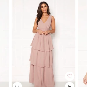 Rosa balklänning - Säljer denna superfina rosa balklänning från Bubbleroom. Nicole Falciani X Bubbleroom. Strl: 38 SLUTSÅLD på hemsidan, Färg: Ljusrosa Foder i mjuk jersey, Djup ringning i ryggen. Stumt band i midjan, Dekorativa veck framtill och Dold dragkedja mitt bak.