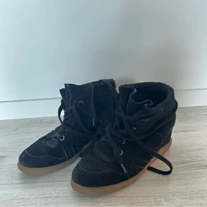 Isabel marant - Säljer mina skor köpta i vintras. Felfria och strl 40. Från pavement men identiska med isabel maranten