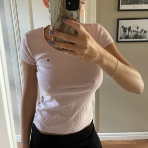 Tommy Hilfiger t-shirt  - Snygg babyrosa t shirt från Tommy Hilfigher. Använt fåtal gånger, bra skick. Är i storlek s och jag har vanligtvis det. Lite tjockare i materialet.