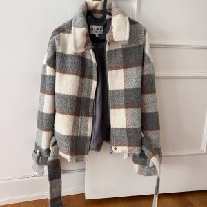 Jacka Nakd - Storlek 34. Jättefint skick.