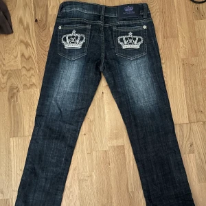 Victoria beckham jeans  - Jätte fina Victoria Beckham jeans i storlek 27, säljer pga att dom e tyvärr för små för mig. 💕 75  i innrebenlängd och midjemåttet 73