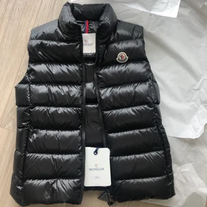Moncler väst  - Använd 2 ggr, Köpt i Göteborg på NK för 5,5  finns kvitto. Säljer för att de inte är min stil❤️