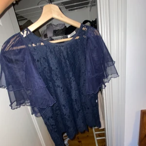 Ida Sjöstedt topp - En så hinla fin mörkblå topp från Ida Sjöstedt!!! Den är i nyskick och knappt använd då jag fick den i present!!!! Det står ingen storlek i tröjan men skulle säga s/m❤️💕💕💕