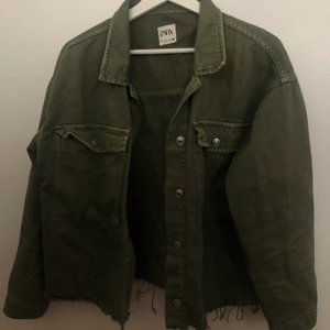 ZARA jeansjacka - Grön jeansjacka från zara i storlek S