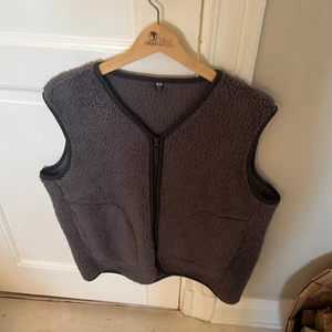 Uniqlo väst - Uniqlo fleece väst