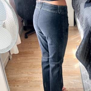 Jeans som är svarta/gråa. Står att det är storlek 40 men skulle säga att de passar en 36a. Det finns inga fickor men coola knappar (bild 3). Jag är 1.70 cm lång och dem slutar på fot ryggen, perfekt längd. Lågmidjade