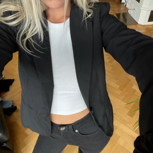 Zara Kavaj Svart - Svart kavaj från Zara i storlek 34. Använd 1 gång, perfekt skick!  Köparen betalar för frakten. Kolla gärna in mina andra annonser, rensar garderoben!