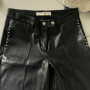 Svarta ”skinnbyxor” - Svarta skinnbyxor från mango med silver detalj vid sidan. 🖤 köparen betalar frakt