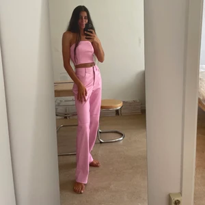 NA-KD - Helt oanvända byxor som jag har dubblett av. Nypris: 549kr