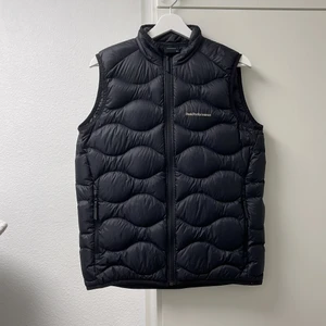 Peakpeformance väst - Säljer denna super snygga väst från PeakPeformance. Den är använd ett par få ggr och är som ny. Västen är i stl 170 men passar även mig som har S/M. Västan passar även för grabbar. Självklart äkta. Frakten ingår ej i priset.