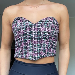 Zara tubtopp - Säljer denna tubtopp från zara i stl M. Använd 2 gånger så i fint skick. Säljer för 180 kr + frakt. 