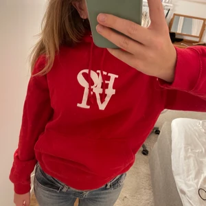 Hov1 hoodie - Nu när konserten närmar sig är det ju perfekt med en hov1 merch. Denna köpte jag i jönköping för några år sedan på deras tour. Fint skick. Köparen står för frakt