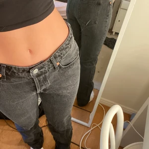 Weekday jeans svarta arrow low - Använda 2 gånger. Säljer då dom inte kommer till använding. Ser ut som ny skick inga förslitningar storlek 27/32 passar mig som vanligt vis är en 36. Kontakta mig om du har funderingar. 