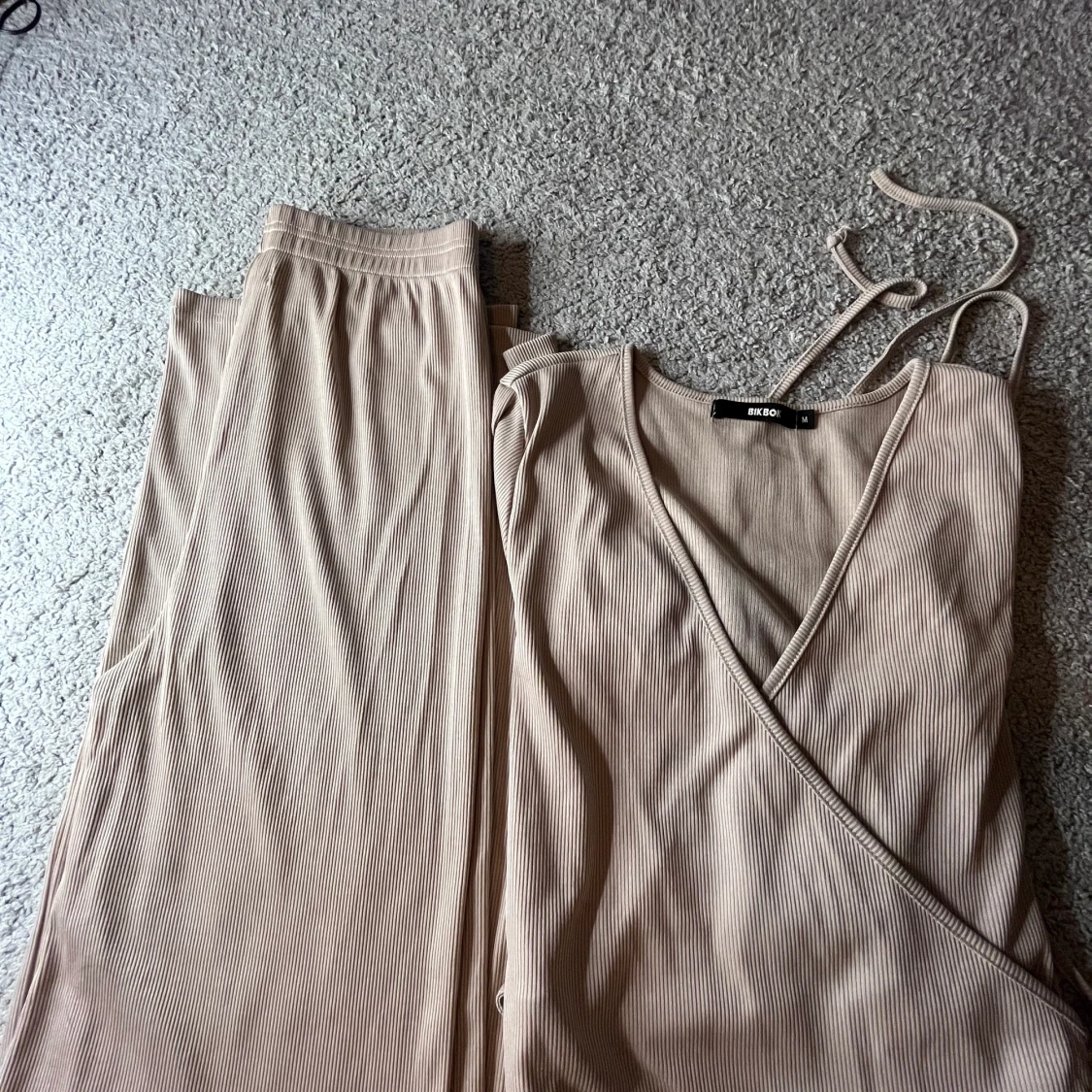 Beige set, helt nytt skick. Använd Max 1-2 gånger.  - 91