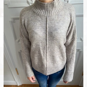 Tjocktröja - En jätte fin tjocktröja från only med prislappen kvar. Den är k st L vilket ger dem en lite oversize look men jag skulle inte säga att den är jätte jätte stor, jag har vanligtvis 36 elr 38❤️