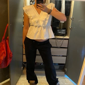 Vit volangtopp - Säljer denna snygga vita volang topp från Veromoda, endast testad. 280+ frakt