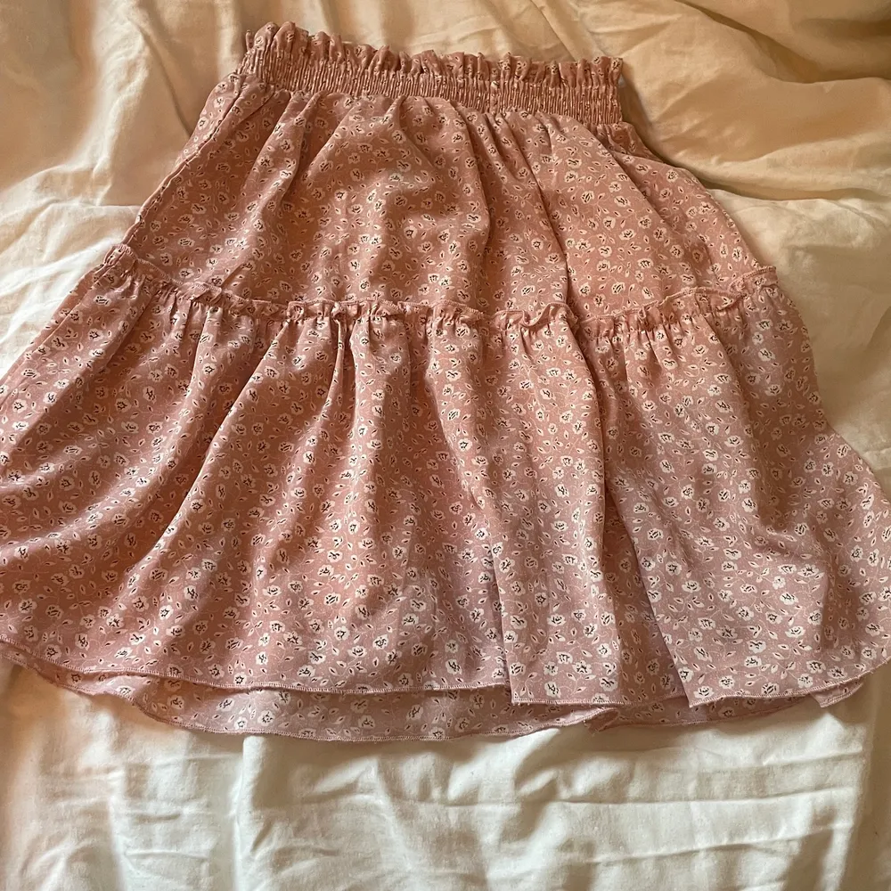 Säljer min ljusrosa volang kjol för att den inte kommer till användning. Den har små blomm detaljer.❤️ Passar även de som har storlek S.. Kjolar.