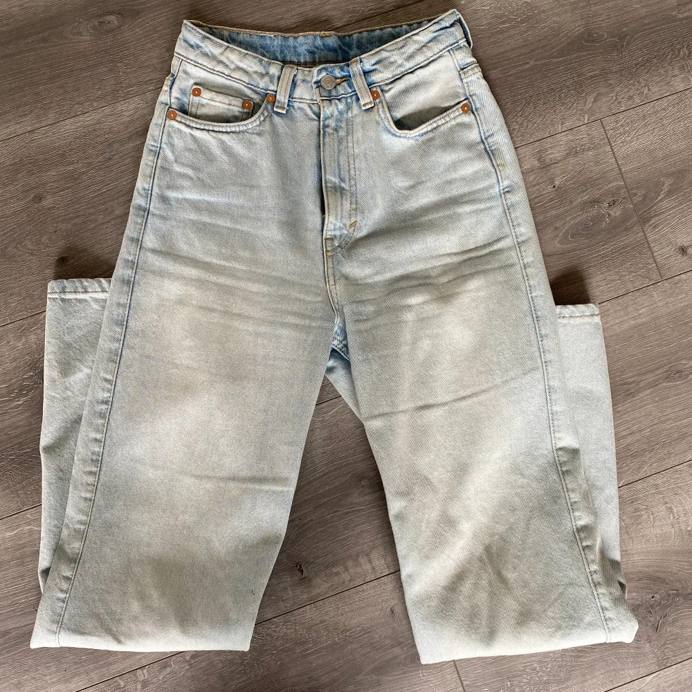 Säljer mina weekday jeans i modellen rowe mycket fint skick storlek W25 L30❤️‍🔥. Jeans & Byxor.