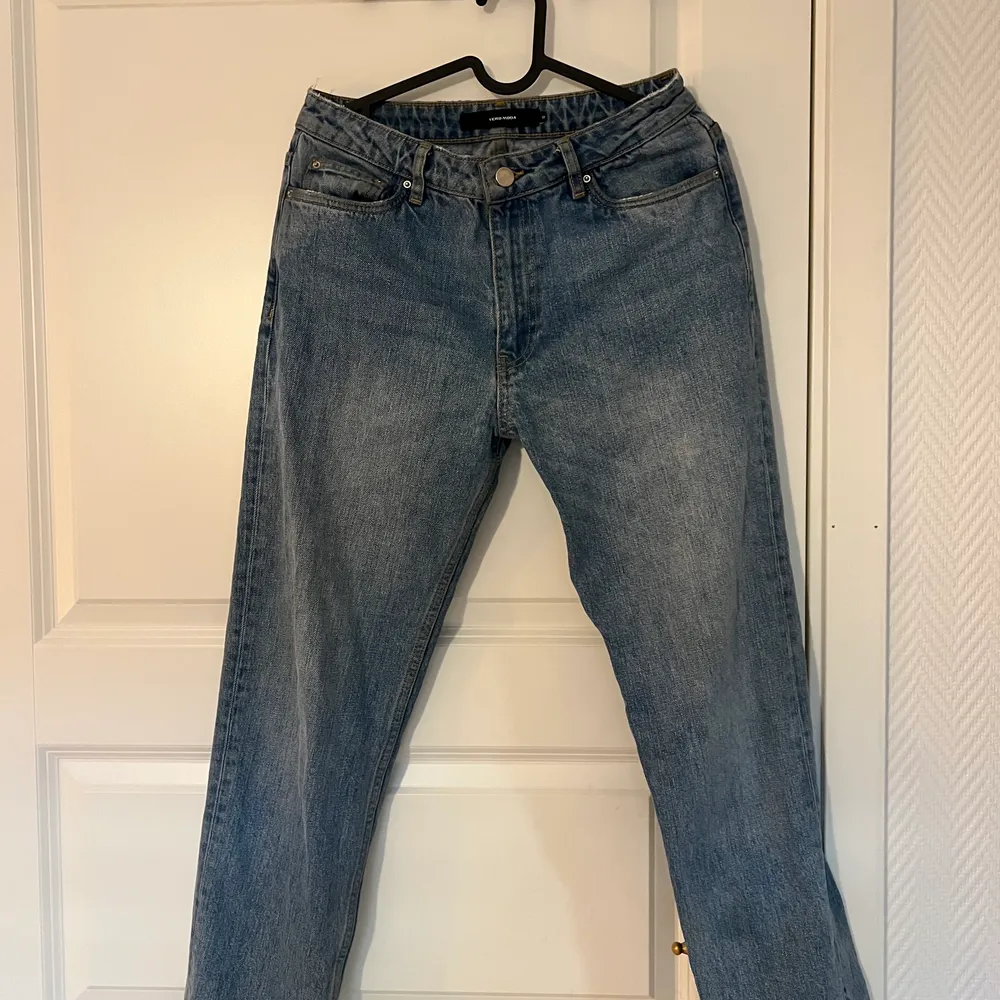 Säljer mina Mid rise jeans från vera moda i storlek 28🫶🏻! fint skick men lite för små på mig som ofta bär 36! . Jeans & Byxor.