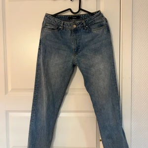 mid rise jeans  - Säljer mina Mid rise jeans från vera moda i storlek 28🫶🏻! fint skick men lite för små på mig som ofta bär 36! 