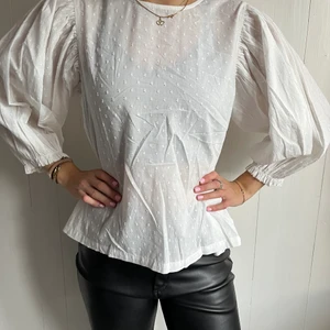 Blus  - Blus från Gina Tricot i strl 38. HELT OANVÄND. 