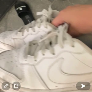 Vita skor  - Säljer vita Nike helt nya använd en gång. Skriv för mer bilder eller storlek.