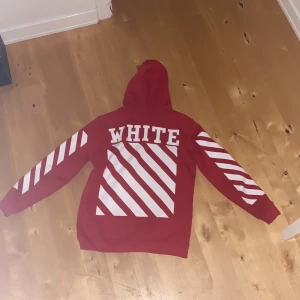 Off white hoodie - Kvitto finns ej då jag fick den i födelsedagspresent därför jag säljer den lite billigare, kond 9/10. Köpt på selfridges