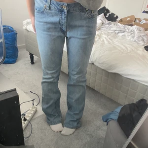 Vintage jeans - Vintage jeans köpta på second hand. Fin ”utsliten blå färg”, jag är 168 lång. Lappen är borta men jag brukar vanligtvis ha 38 i jeans :) 