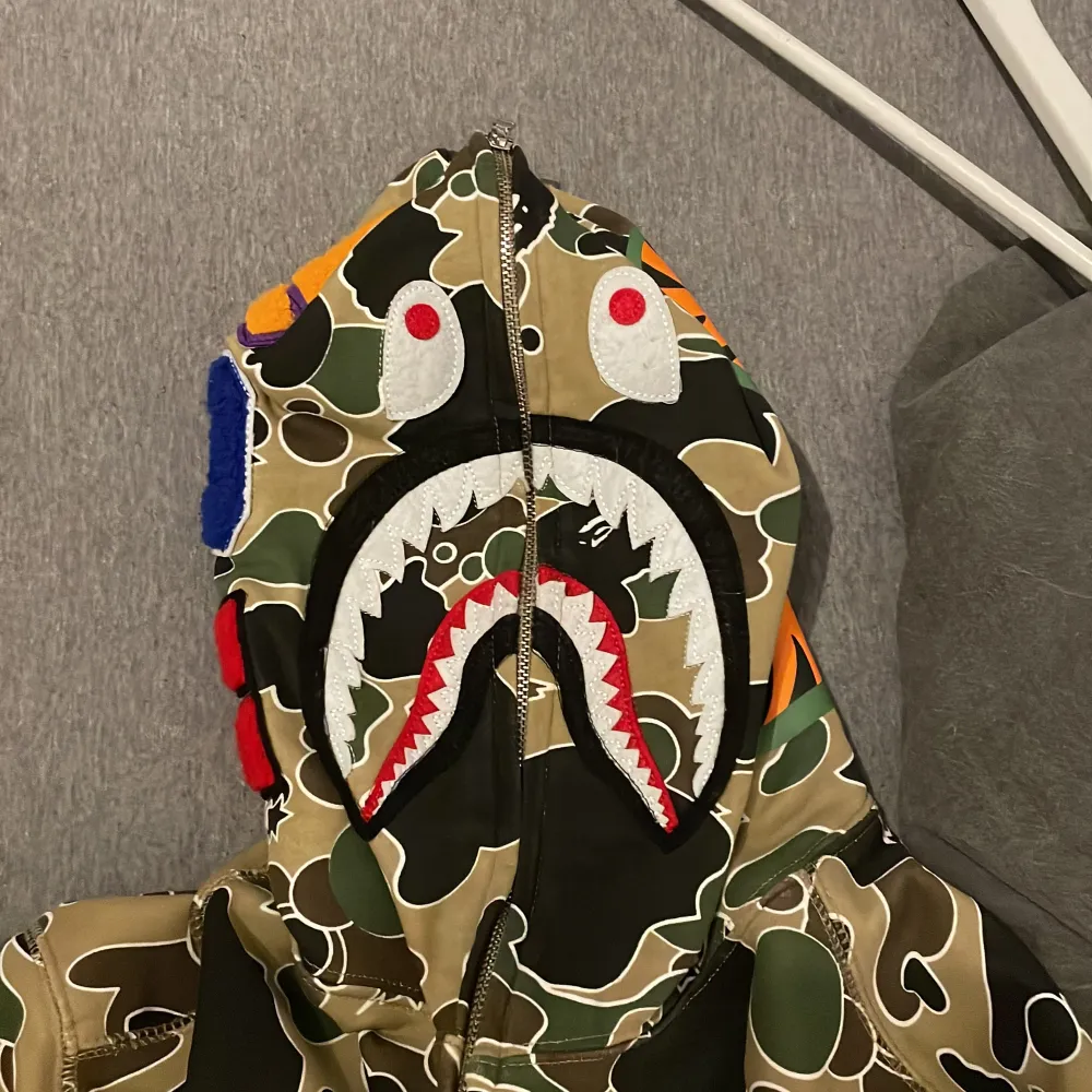 En bape tröja som ja tror är fake men isåfall jövligt bra kopia. Sitter som ett M litet L. Den är typ helt ny. Hoodies.