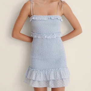 Klänning - Säljer denna super söta klänningen i ljus blå färg från NA-KD. Använt en gång och kommer inte längre till användning. Storlek 36