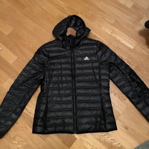 Adidas jacka - Säljer min gammla adidas jacka då jag har köpt en ny, jätte bra skick och ser ut som ny