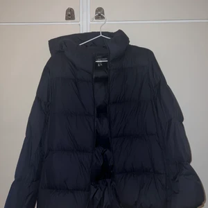Dunjacka - Ultra light down jacka från Uniqlo som är slutsåld, bara använd en vinter men har nu blivit lite liten, det är strl M men är mer som en S, köpte för 1200kr 🥰