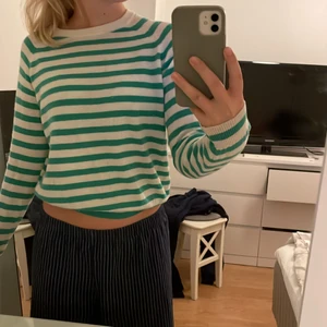 Stickad tröja  - Super fin och skön stickad tröja med ull i från zara ny pris 600kr passar perfekt nu till hösten!💚