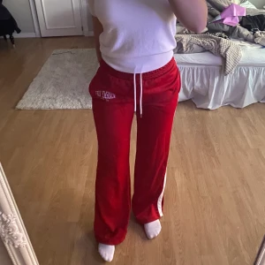 Röda byxor  - Säljer dessa superfina röda byxor, dom har perfekt passform!! men tyvärr så kommer dom inte till användning för mig:( dom är midwaist och köpta från bershka för ungefär ett år sen. Hör av er vid frågor eller intresse<3