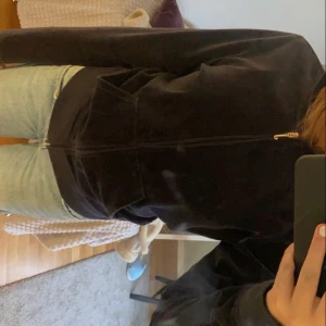 Juicy couture zip-up💋 - Super super fin juicy kofta! Säljer endast vid bra bud, köpt här på plick men den var lite för stor. Den är i L i barnstorlek så passar en s/m skulle jag säga💕💕 kom privat för mer information/frågor