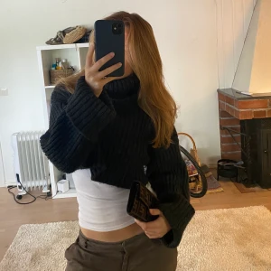 Zara tjocktröja - Mysig och cool tjocktröja från Zara. Polokrage och vida armar. Storlek S.