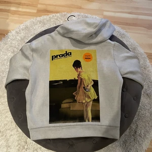 Prada X Oma Amo kofta - Snygg prada kofta från deras collab med märket Oma Amo. Tyget är av tech fleece material och sitter väldigt skönt. Storlek M men sitter som en S, nypris ca 10 000kr! För fler frågor och bilder hör av er!