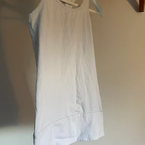 Vitt Linne🤍 - Snyggt vitt linne från WA! Storlek 146-152 men passar nog xs-s. Säljer för att jag har för många linnen.  Köpare står för frakt, kan även mötas upp i Stockholm! 💕