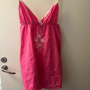 Odd Molly linne - Jättegullig klänning/linne från Odd Molly jag köpte second hand som tyvärr är alldeles för stor. Aldrig använd av mig men fint skick från förra ägaren. Storlek 1 (small)