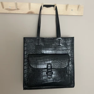 Handväska från Lindex - Handväska från Lindex i konstläder. Större modell, gott om plats för både böcker och dator. Nypris 399:-. Säljer för 100 kr (exklusive frakt). 💕