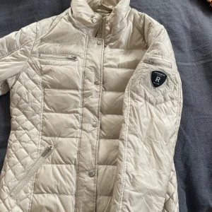 Rockandblue jacket - Rockandblue dunjacka. Väldigt bra skicka, Inte använt sedan jag köpte den. Jacka är samma model som den svarta på sista bilden. Priser varierar med eller utan luva och päls. Startpris utan luva är 2000. Pris kan diskuteras