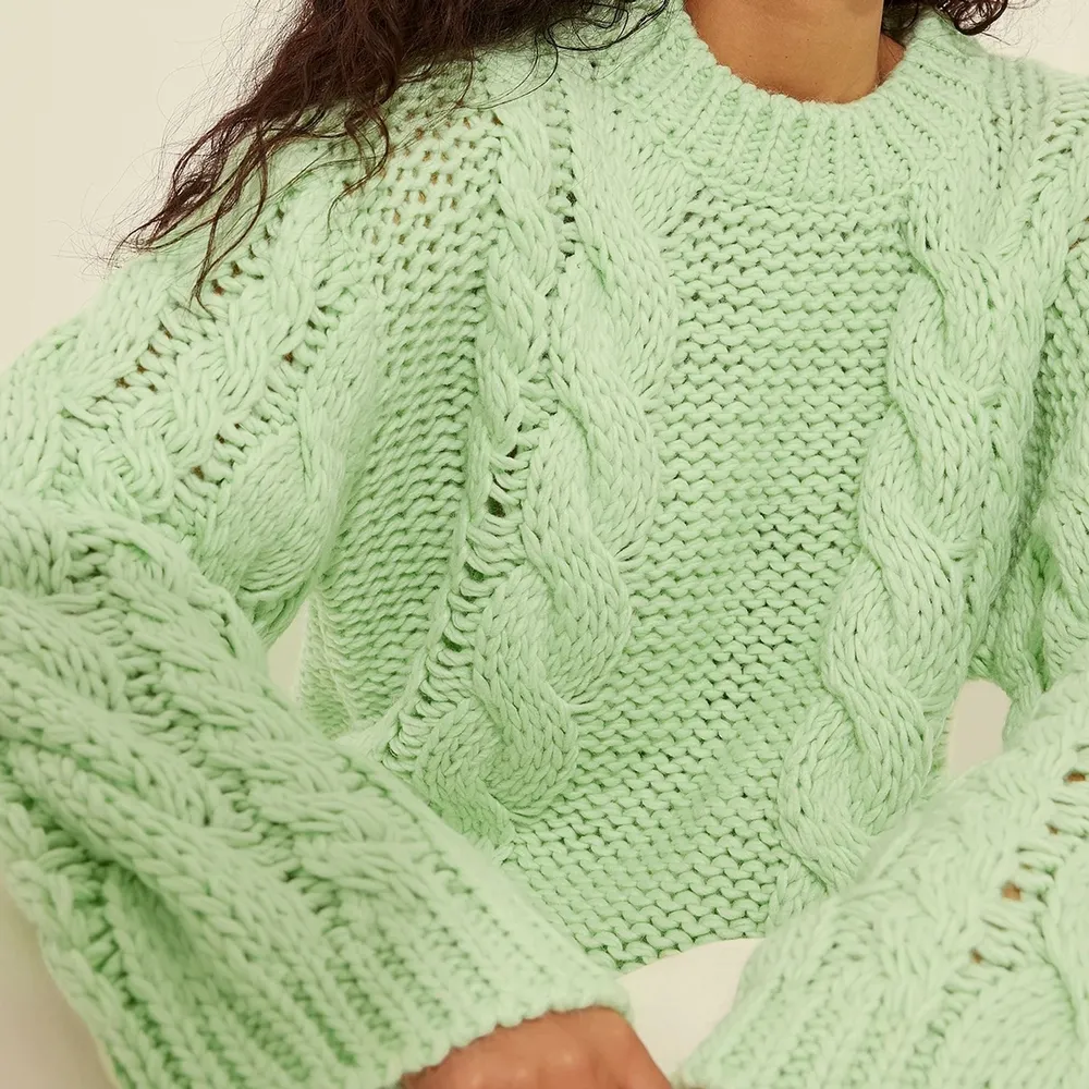 Oversized stickad tröja från NAKD x Chloe B. Nypris 500kr. Säljer för 100kr eller bud (exklusive frakt). Mintgrön. Strl L-XL, men passar alla☁️💕. Stickat.