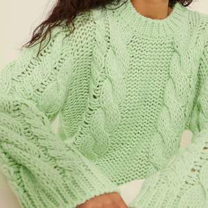 Oversized stickad tröja från NAKD x Chloe B. Nypris 500kr. Säljer för 100kr eller bud (exklusive frakt). Mintgrön. Strl L-XL, men passar alla☁️💕