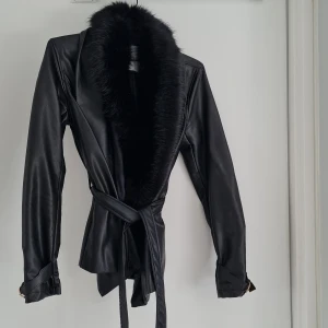 Snygg jacka i läderinimitation - 300 ink frakt