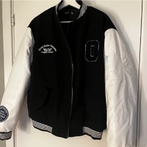 Collage/basebolljacka  - Säljer då min baseboll/collegejacka för kommer aldrig till andvändning. Bara andvänd under en höst mellan oktober och december! Den är köpt för 900kr. Även en bra vinter och höstjacka!